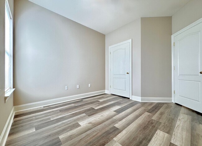 Building Photo - Spacious New Orleans-Style 3BR/2.5BA Townh...