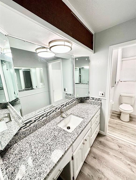 Building Photo - 3215 Oakwood Dr