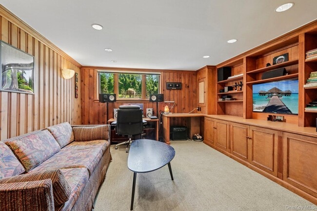 Building Photo - 181 Finmor Dr