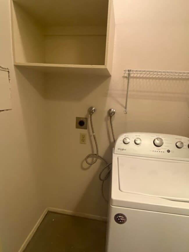 Building Photo - LOCATION, LOCATION 2 Bedroom 2 Bathroom Condo