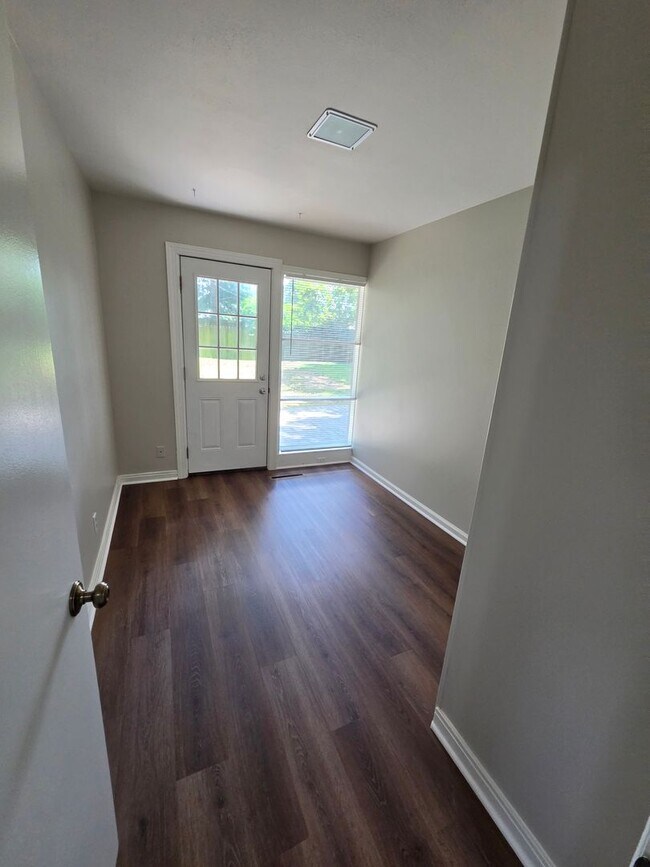 Building Photo - 3135 Rosedale Blvd