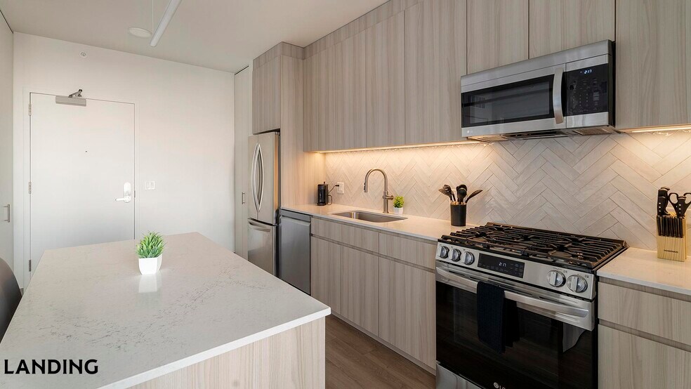 Building Photo - 513 S Damen Ave