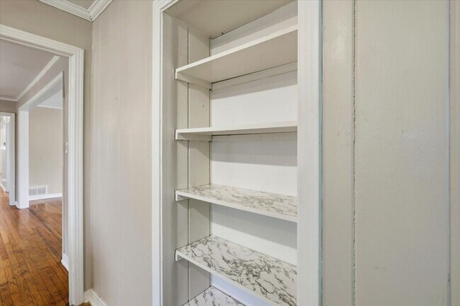 Building Photo - 2 Bedroom 2 Bath located in Northeast Jackson