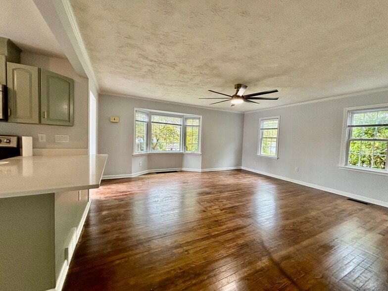 Building Photo - 3327 Alpine Dr