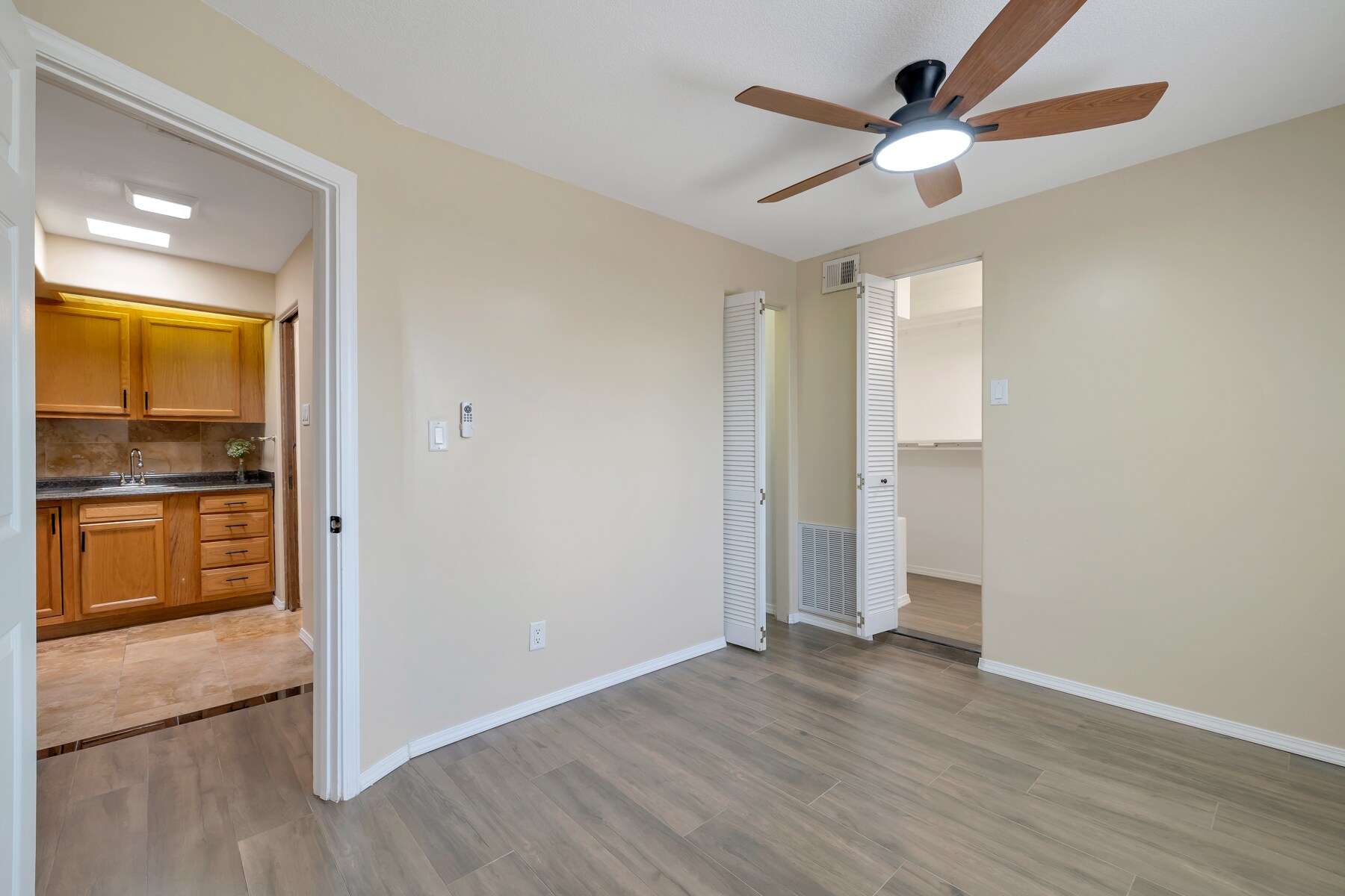 Building Photo - 5721 W Royal Palm Rd