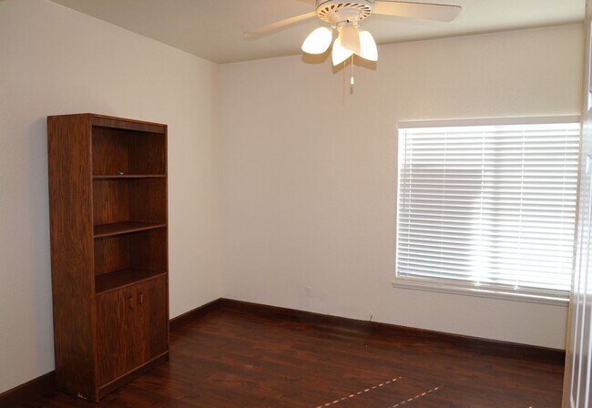 Building Photo - 10386 Meadow Creek Dr