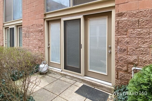 Building Photo - 1100 W Cornelia Ave