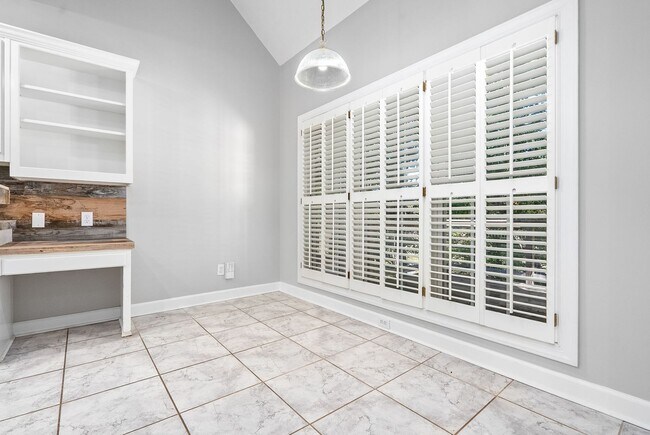 Building Photo - 1902 Hillbrook Cir