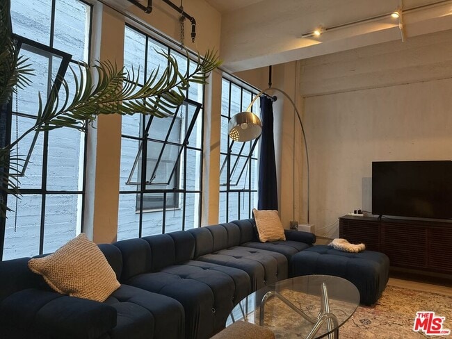 Building Photo - 746 S Los Angeles St