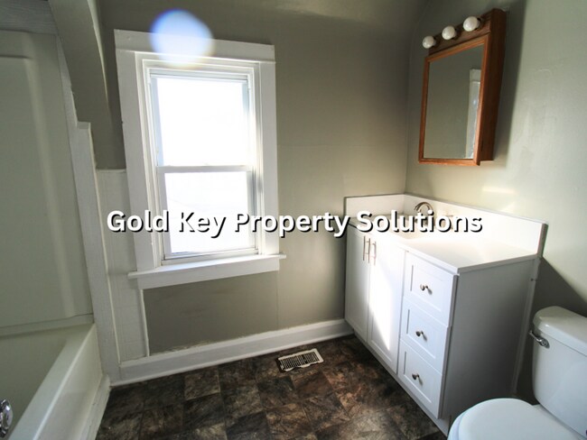 Building Photo - Spacious 3 BR 1 BA House with Dining Room and Basement (NO SECTION 8)