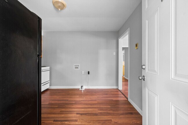 Building Photo - 454 Circle Dr