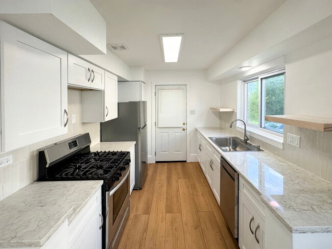 Building Photo - 332 N Smith St