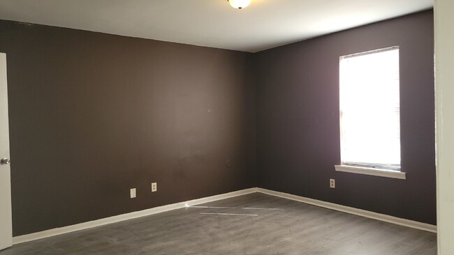 Building Photo - Section 8 accepted!!! Decatur 2 bedroom be...