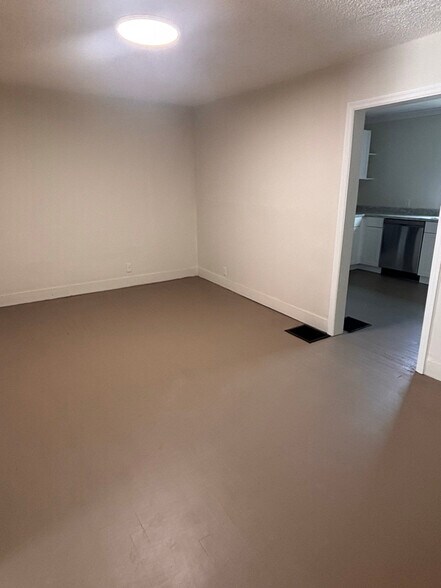 Building Photo - 110 Davis St N