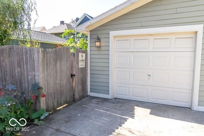 Building Photo - Sweet Spacious Townhome With Finished Base...