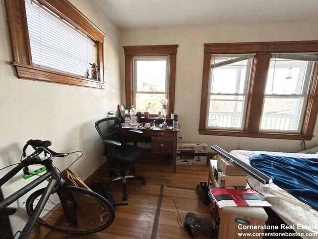Building Photo - 5 Bed. 2 Full Bathrooms in Mission Hill, L...