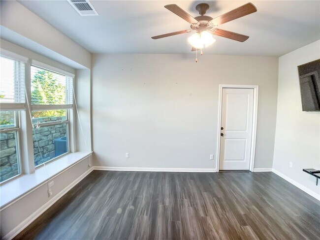 Building Photo - 308 S Brook Dr