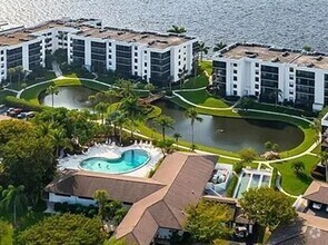 Building Photo - STUNNING SEASONAL 2/2 CORNER CONDO WITH OV...