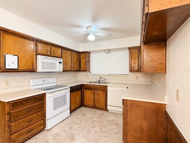 Building Photo - 3 Bedroom, 2 Bath Home in Burleson - Great Location!