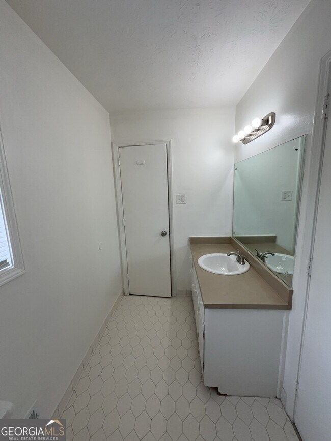 Building Photo - 1430 High Meadow Dr