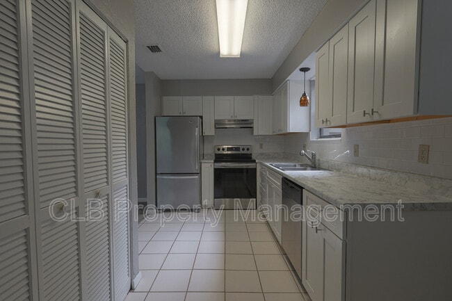 Building Photo - 6175 Sequoia Dr