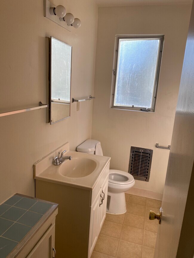 Building Photo - 3208 S Barrington Ave