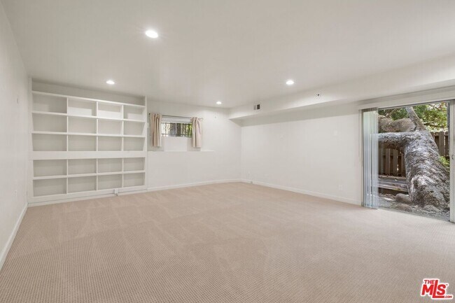 Building Photo - 2370 Nichols Canyon Rd
