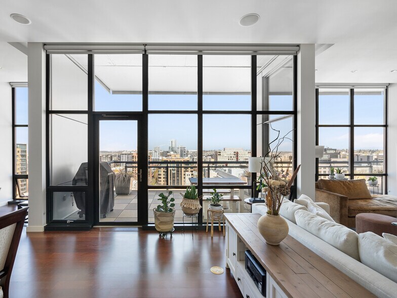 Building Photo - 1025 NW Couch St