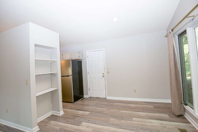 Building Photo - 50 Surry Cir N
