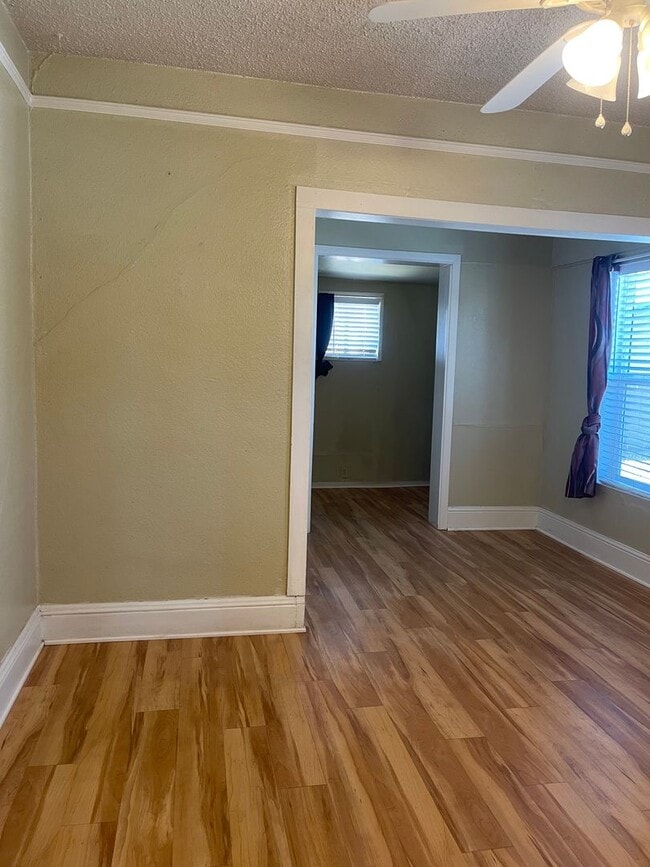 Building Photo - CHARMING 2 BED 1 BATH VICTORIAN HOME