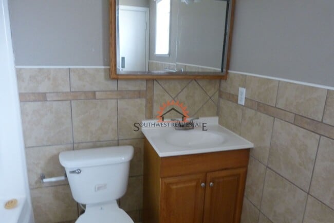 Building Photo - Cute 2 bedroom duplex