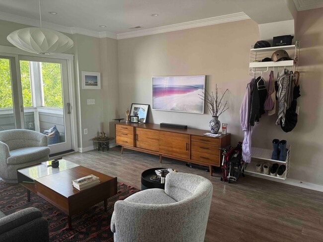 Living room with attached screened in balcony - 765 Girard St NW