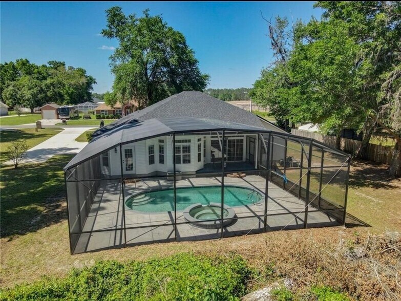 Building Photo - 720 NW Zack Dr