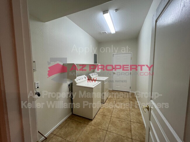 Building Photo - 955 E Knox Rd