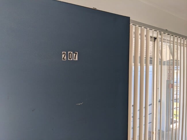 Building Photo - 2nd FL Condo 2Bed 1Bath Off Street Parking