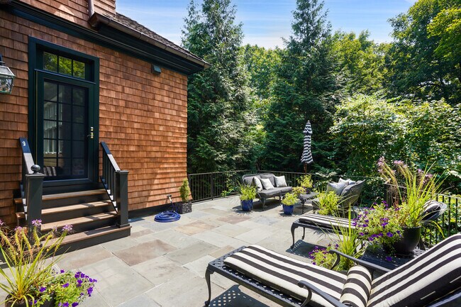 Building Photo - 59 Cat Rock Rd