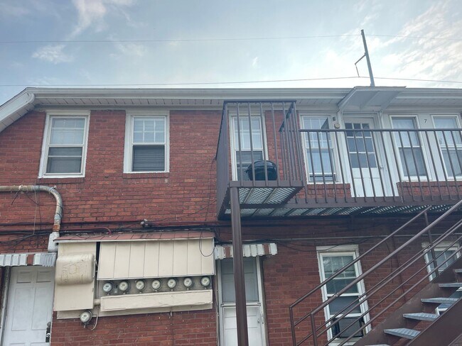 Building Photo - Large 1 Br upstairs apartment - with 2 bon...