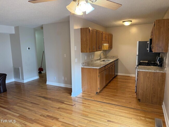 Building Photo - 2503 E Lakeview Dr