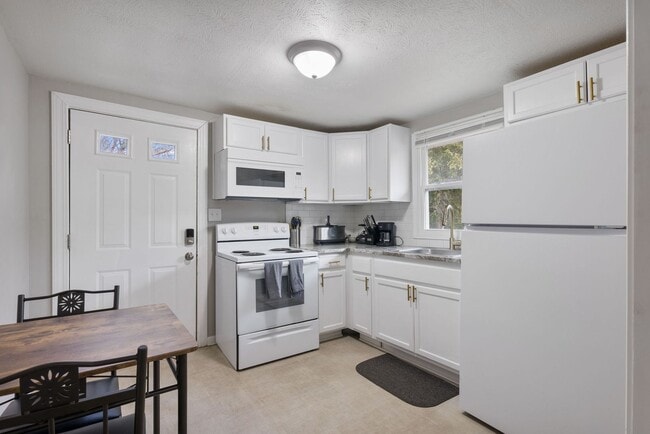 Building Photo - Adorable 3 bedroom 1 bathroom home!