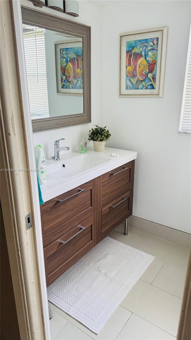 Building Photo - 3150 N Palm Aire Dr