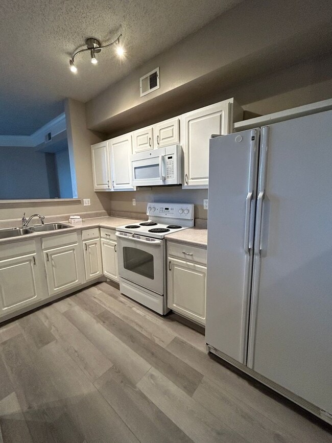 Building Photo - 2Br/2Ba Townhouse with Attached Garage