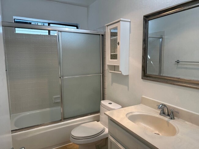 Building Photo - Perfect blend of convenience and comfort 2/2 San Mateo