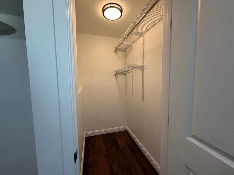 Building Photo - 5532 Spinnaker Dr