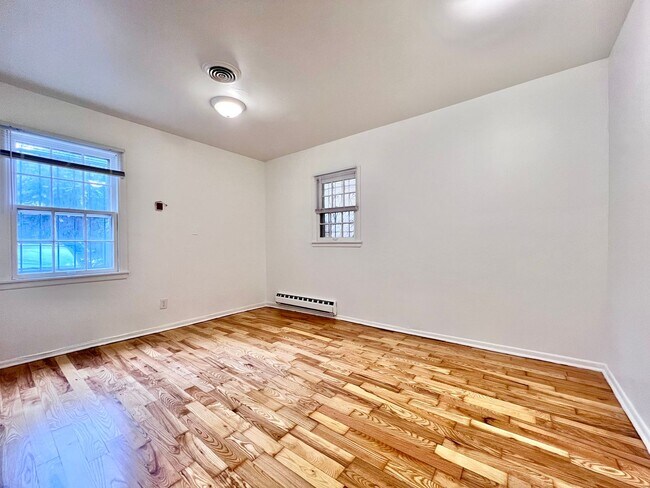 Building Photo - Spacious 1 BR w/ Private Entrance & Renova...