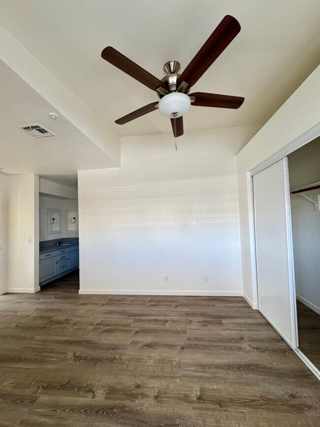 Building Photo - Stunning Remodeled 3-Bed Condo with River ...