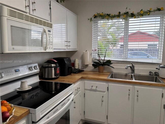 Building Photo - 19623 NW 30th Pl