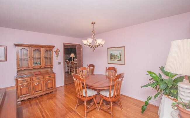 Building Photo - "Charming 2-Bed Home with Spacious 1700 Sq Ft Layout, FENCED yard!"