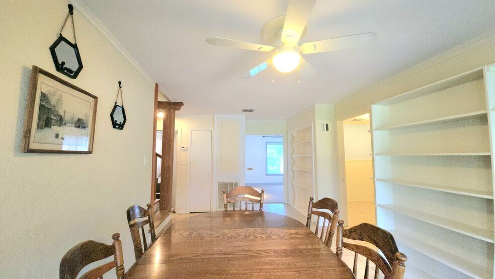 Building Photo - 1635 Sam Houston Dr