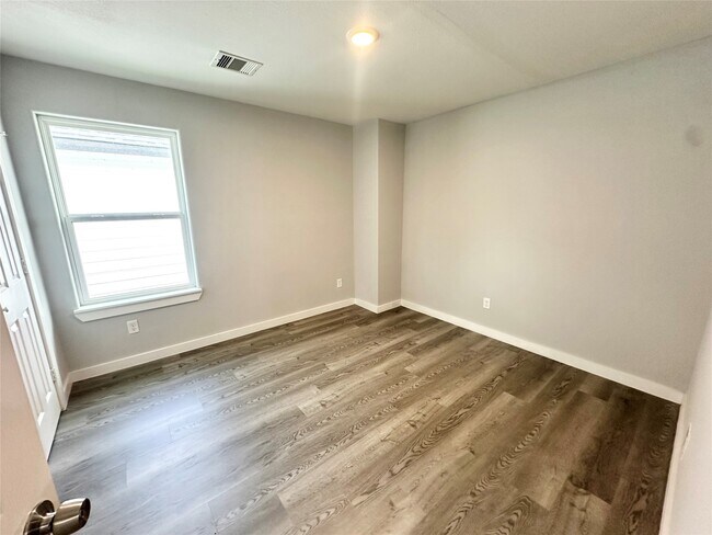 Building Photo - 8215 Crestview Dr