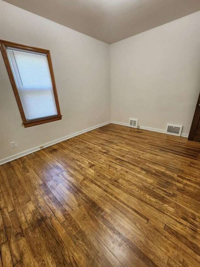 Building Photo - 2 BR South Euclid